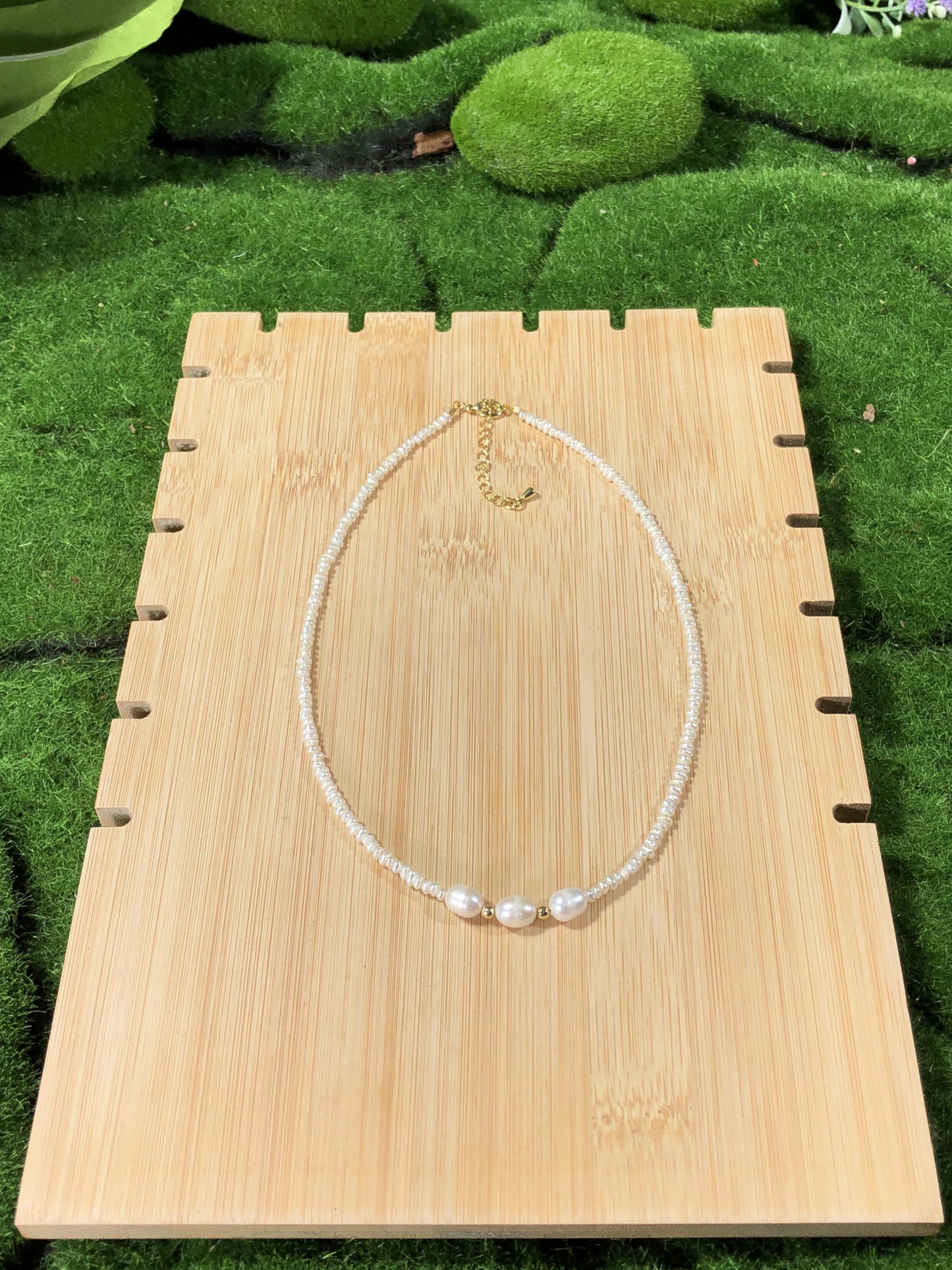 Natürliche Süßwasserperlenkette mit 3 großen Barockperlen, handgefertigt.