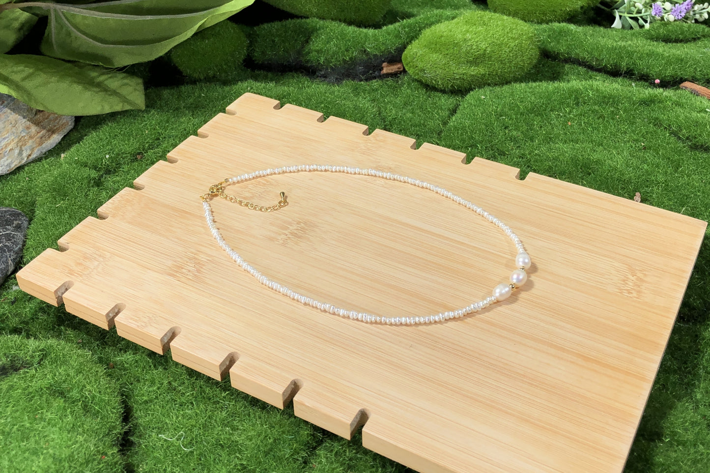 Natürliche Süßwasserperlenkette mit 3 großen Barockperlen, handgefertigt.