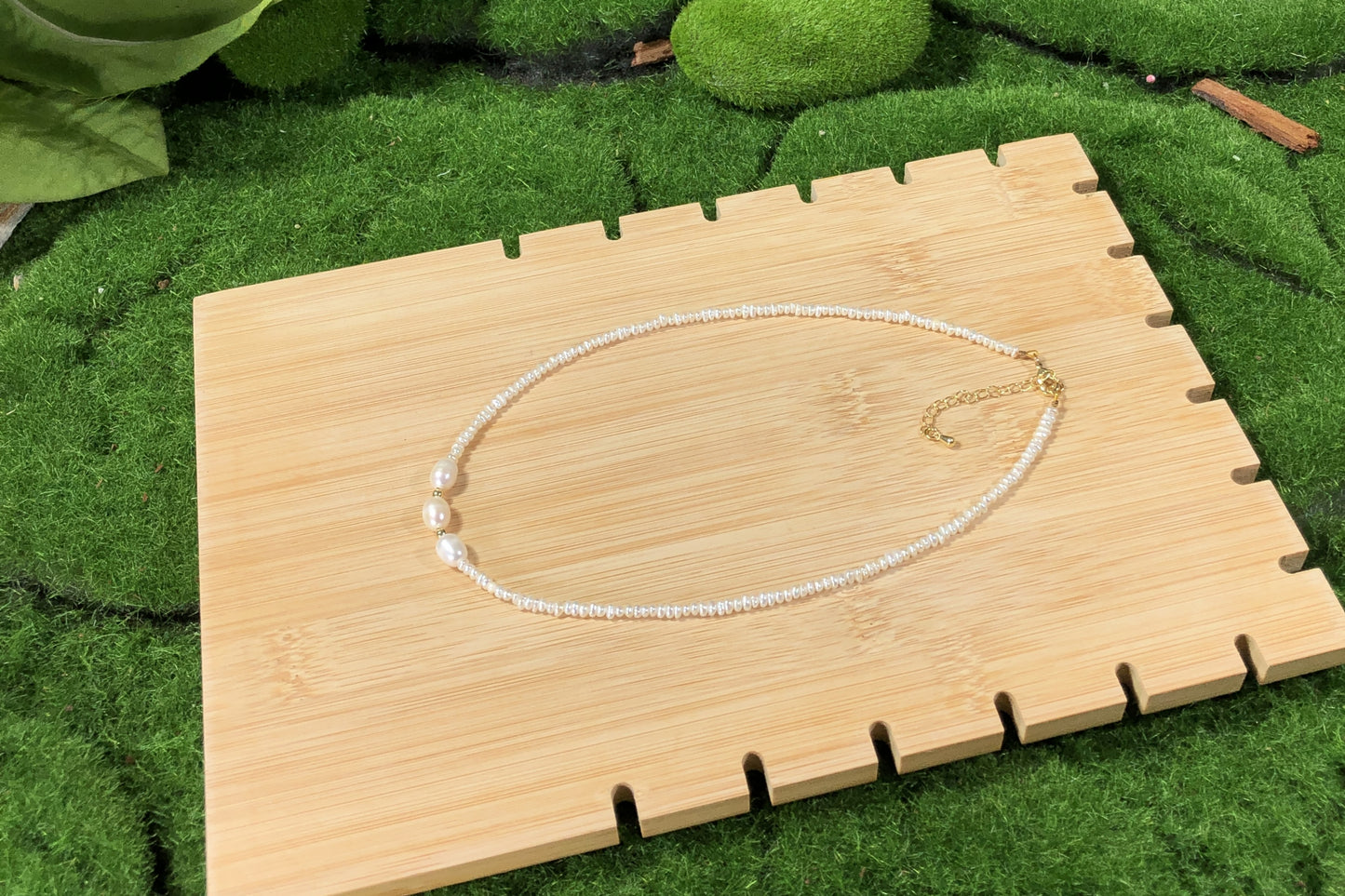 Natürliche Süßwasserperlenkette mit 3 großen Barockperlen, handgefertigt.