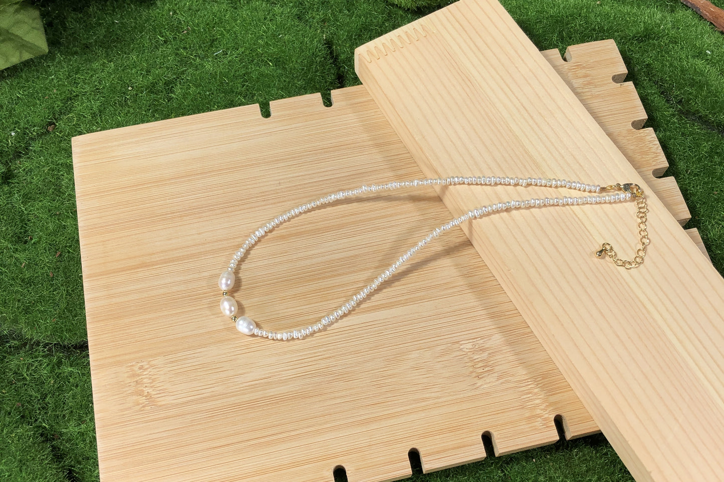 Natürliche Süßwasserperlenkette mit 3 großen Barockperlen, handgefertigt.