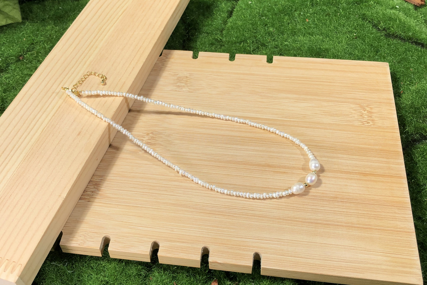 Natürliche Süßwasserperlenkette mit 3 großen Barockperlen, handgefertigt.