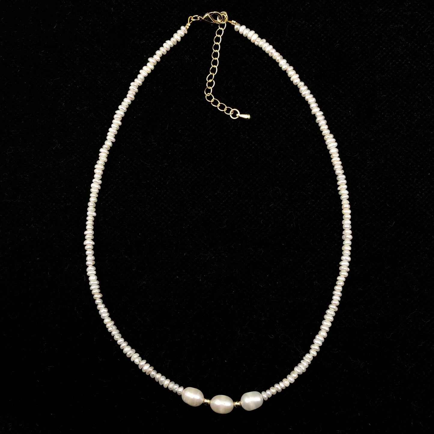 Natürliche Süßwasserperlenkette mit 3 großen Barockperlen, handgefertigt.