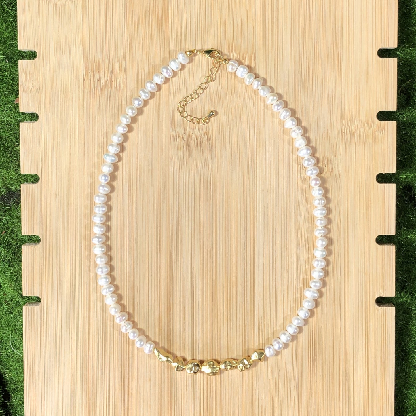 Halskette aus natürlichen Süßwasserperlen, 14 Karat vergoldetes Kupfer, handgefertigt.