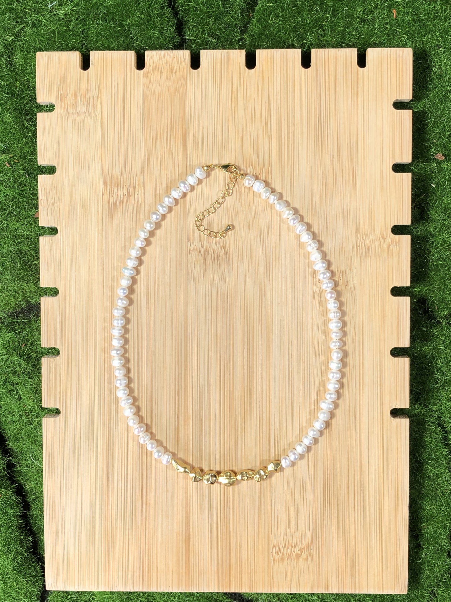 Halskette aus natürlichen Süßwasserperlen, 14 Karat vergoldetes Kupfer, handgefertigt.