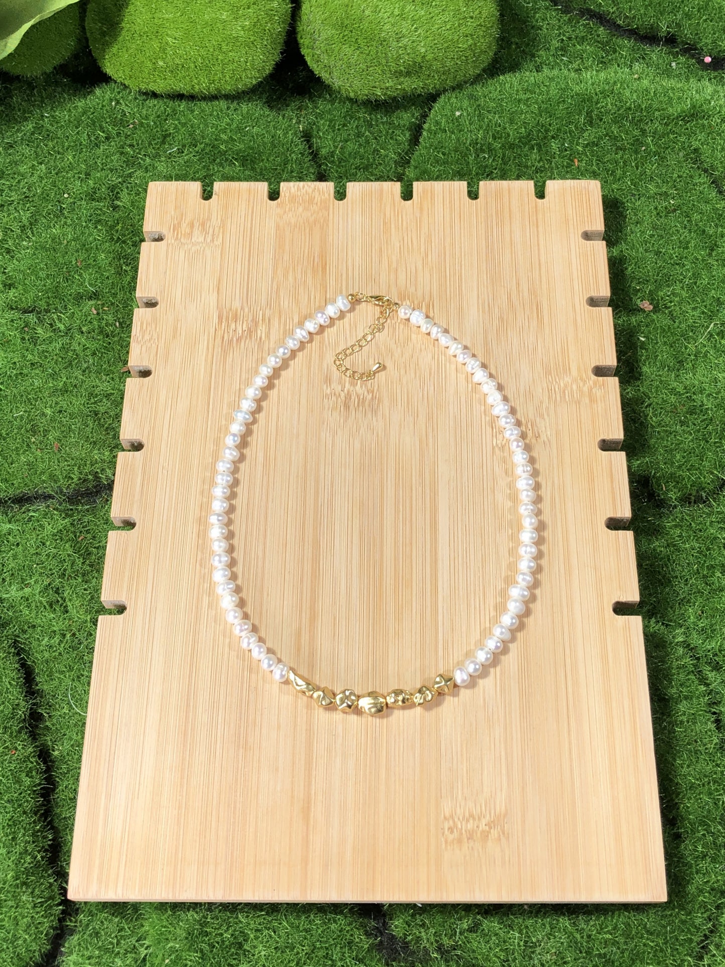 Halskette aus natürlichen Süßwasserperlen, 14 Karat vergoldetes Kupfer, handgefertigt.