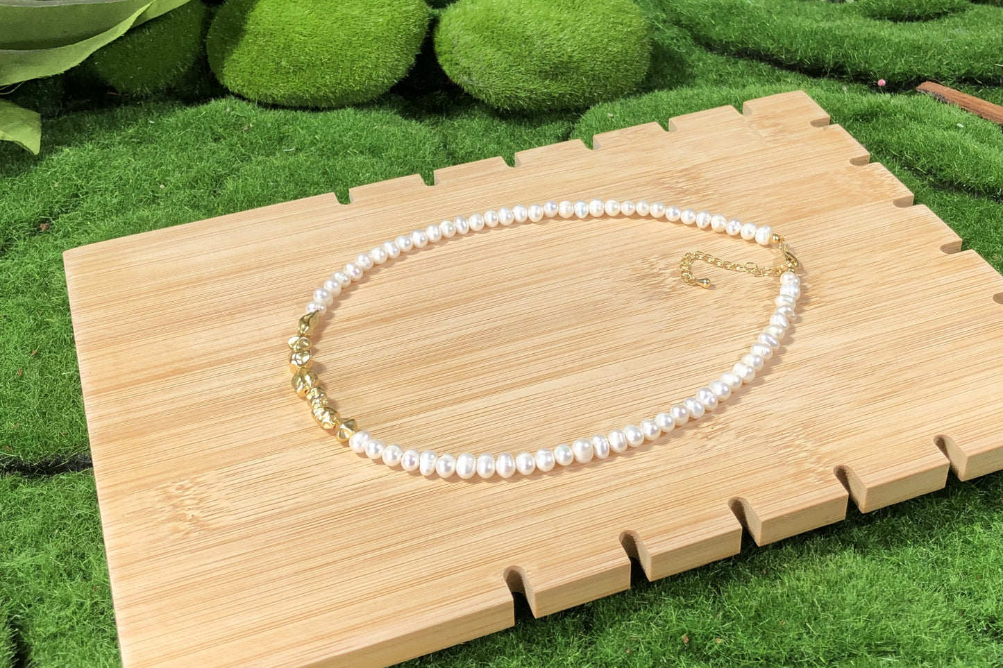 Halskette aus natürlichen Süßwasserperlen, 14 Karat vergoldetes Kupfer, handgefertigt.