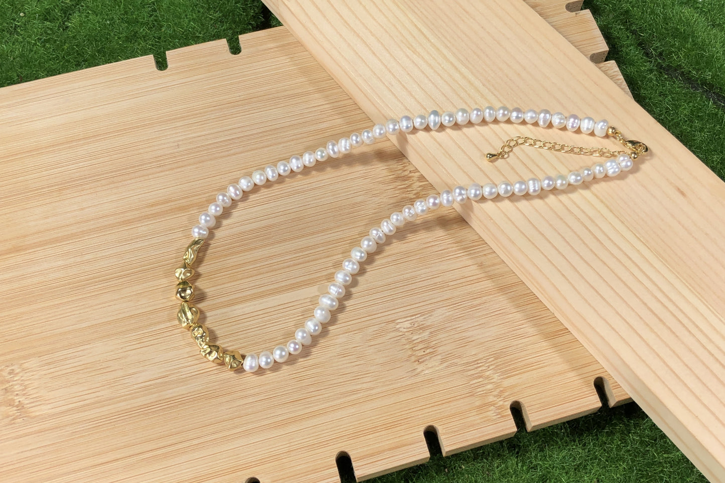 Halskette aus natürlichen Süßwasserperlen, 14 Karat vergoldetes Kupfer, handgefertigt.