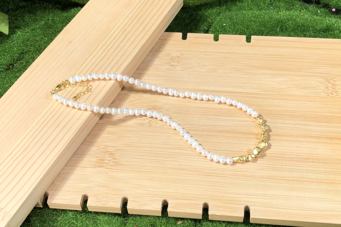 Halskette aus natürlichen Süßwasserperlen, 14 Karat vergoldetes Kupfer, handgefertigt.