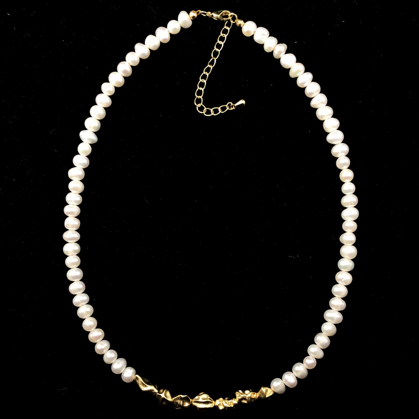 Halskette aus natürlichen Süßwasserperlen, 14 Karat vergoldetes Kupfer, handgefertigt.