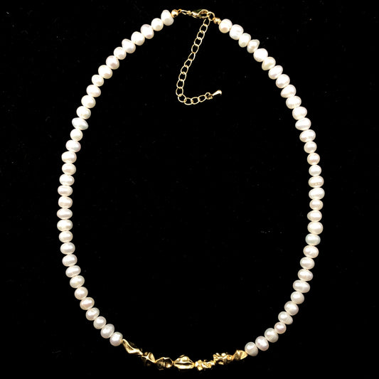 Halskette aus natürlichen Süßwasserperlen, 14 Karat vergoldetes Kupfer, handgefertigt.