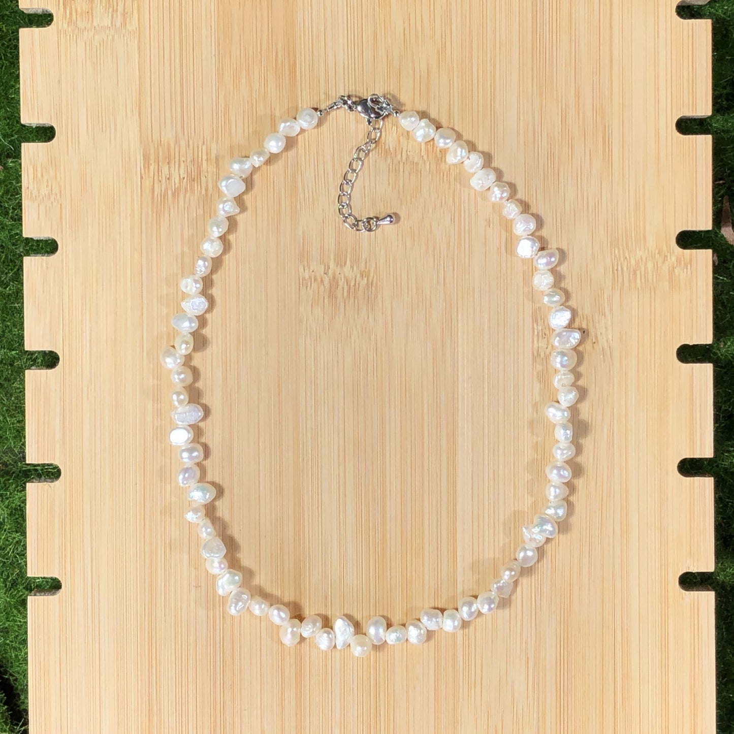 Unregelmäßig geformte Süßwasserperlenkette, handgefertigt.