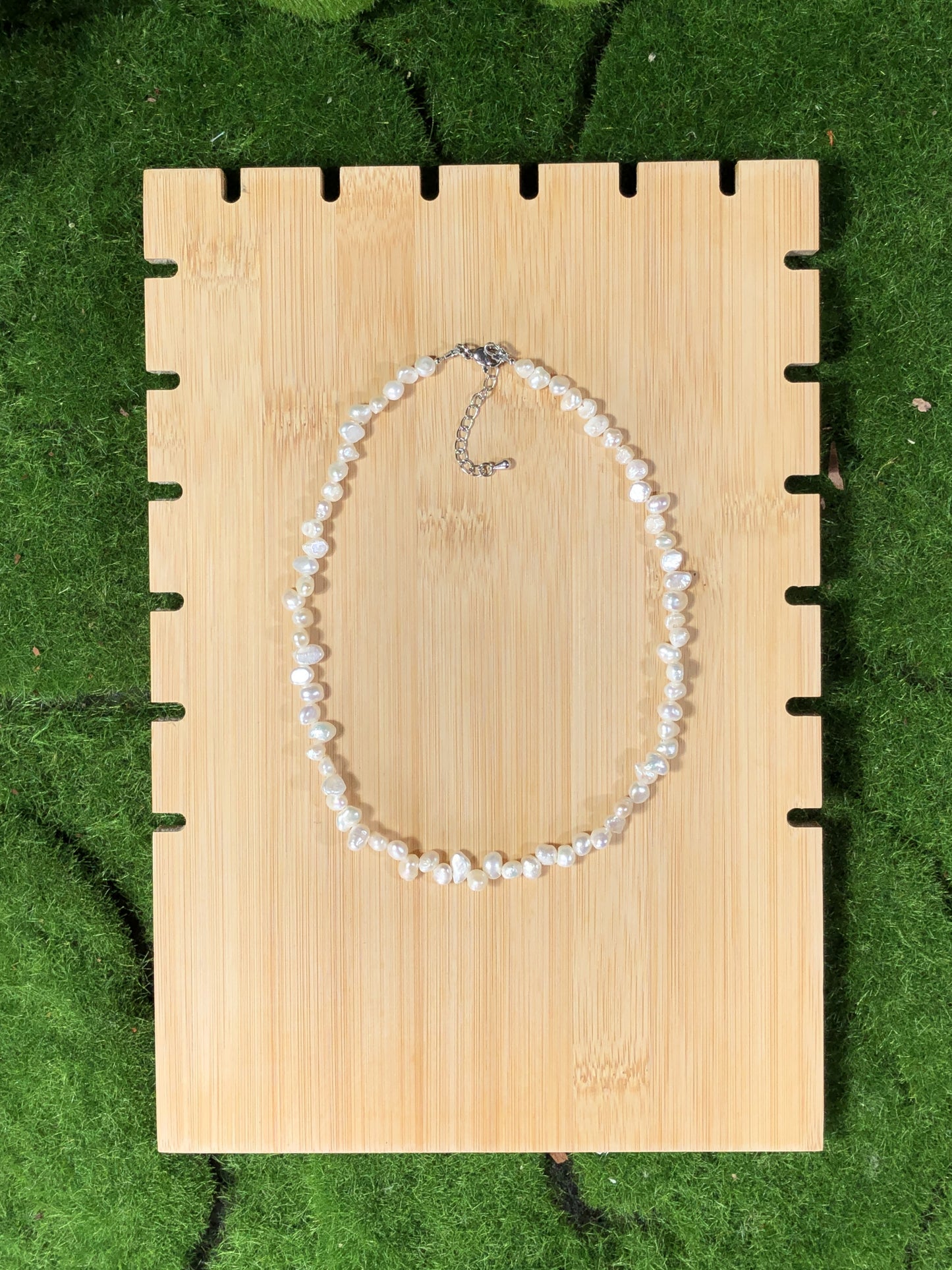 Unregelmäßig geformte Süßwasserperlenkette, handgefertigt.