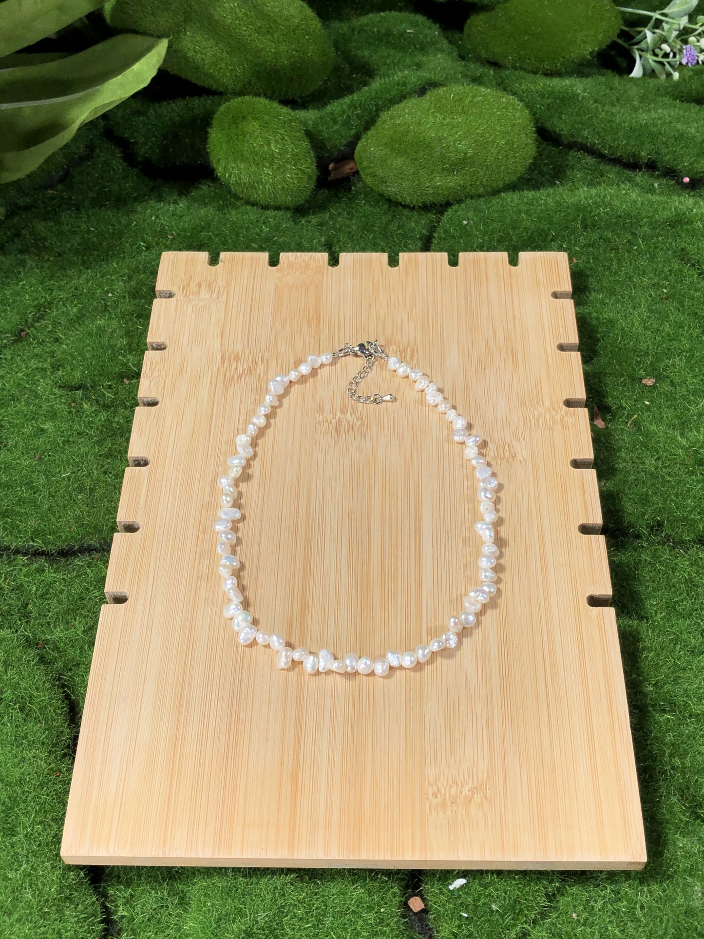 Unregelmäßig geformte Süßwasserperlenkette, handgefertigt.