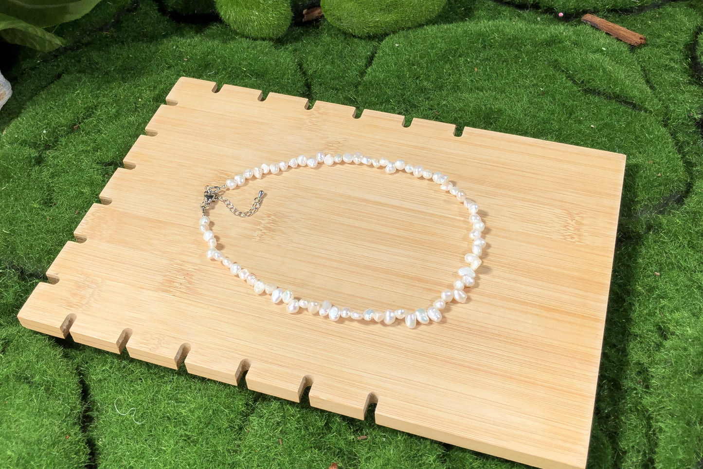 Unregelmäßig geformte Süßwasserperlenkette, handgefertigt.