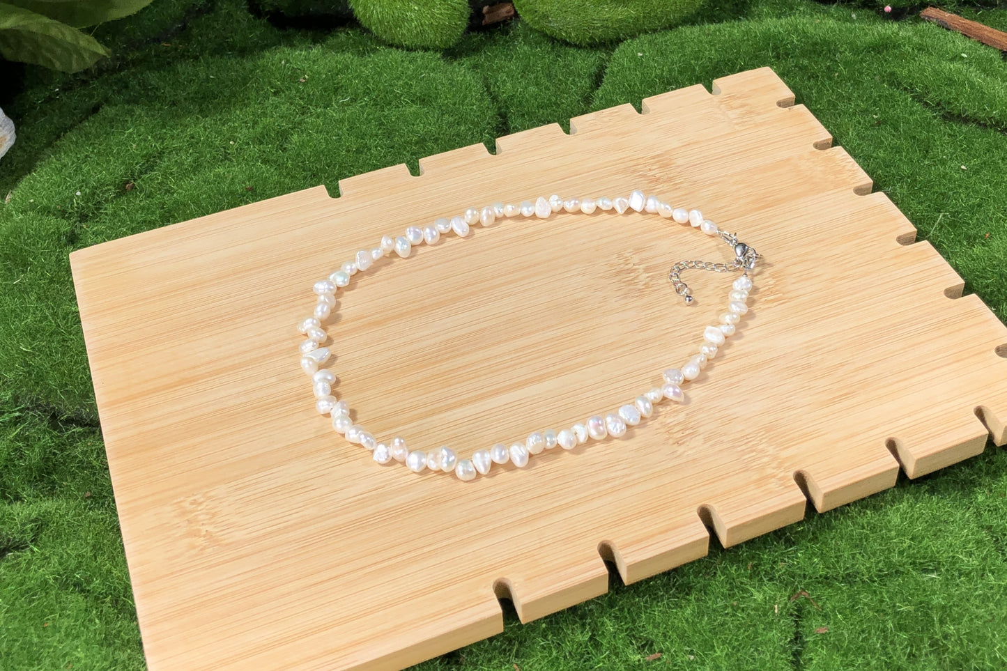 Unregelmäßig geformte Süßwasserperlenkette, handgefertigt.