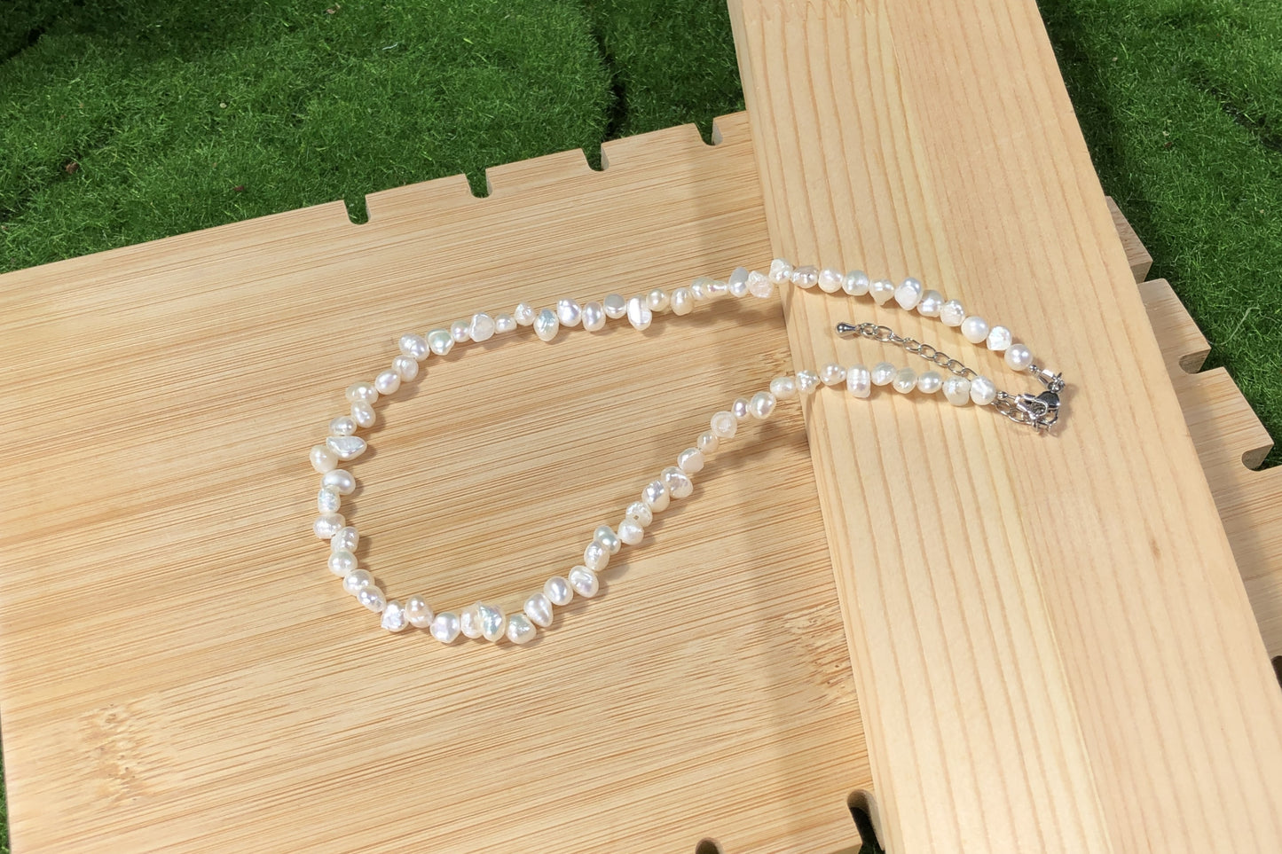 Unregelmäßig geformte Süßwasserperlenkette, handgefertigt.