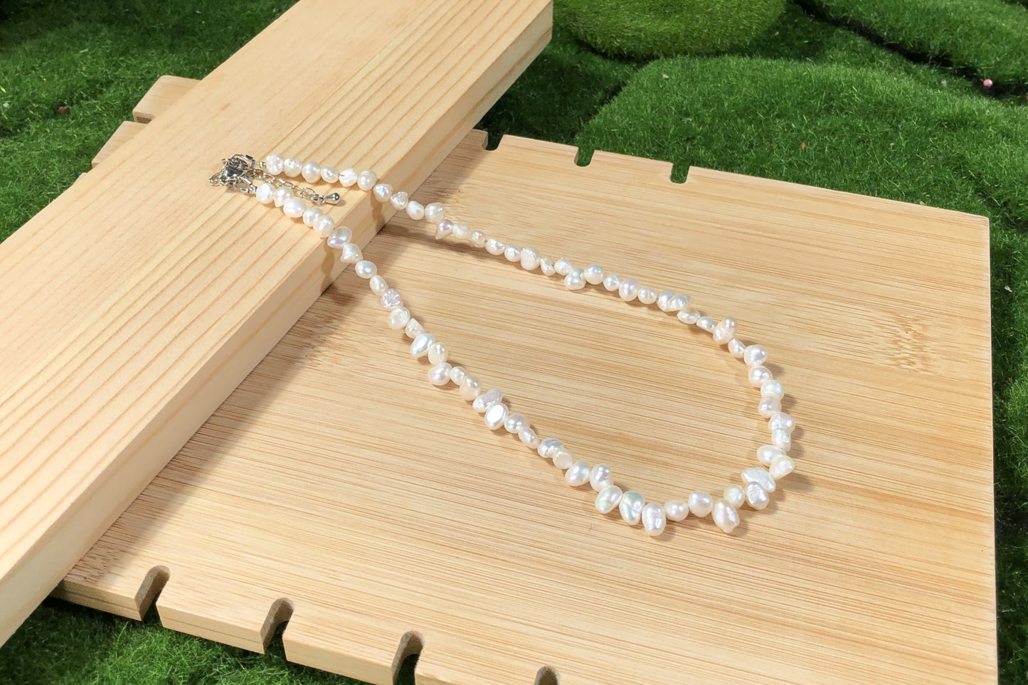 Unregelmäßig geformte Süßwasserperlenkette, handgefertigt.