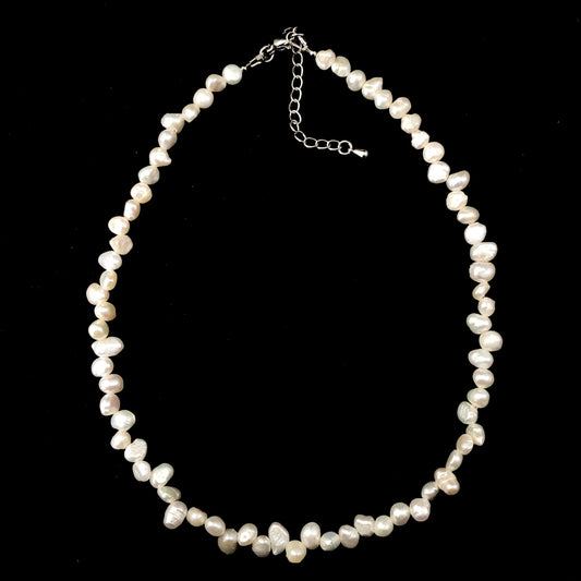 Unregelmäßig geformte Süßwasserperlenkette, handgefertigt.