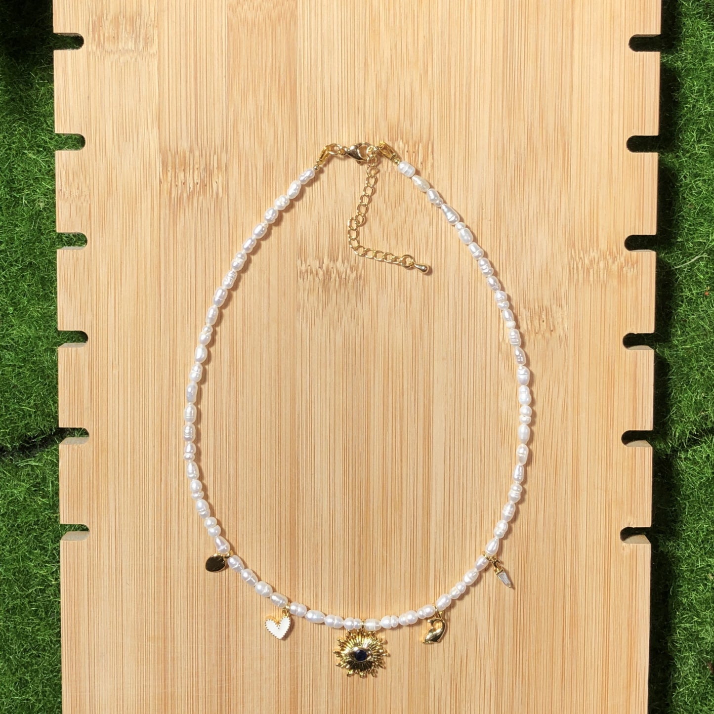 Halskette aus natürlichen Süßwasserperlen, kupferplattiert mit 14-karätigem Gold, Anhänger im Sonnen- und Teufelsaugen-Design, handgefertigt.