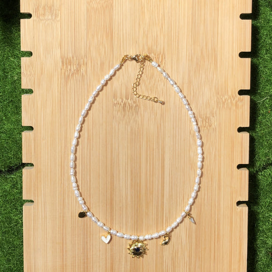 Halskette aus natürlichen Süßwasserperlen, kupferplattiert mit 14-karätigem Gold, Anhänger im Sonnen- und Teufelsaugen-Design, handgefertigt.