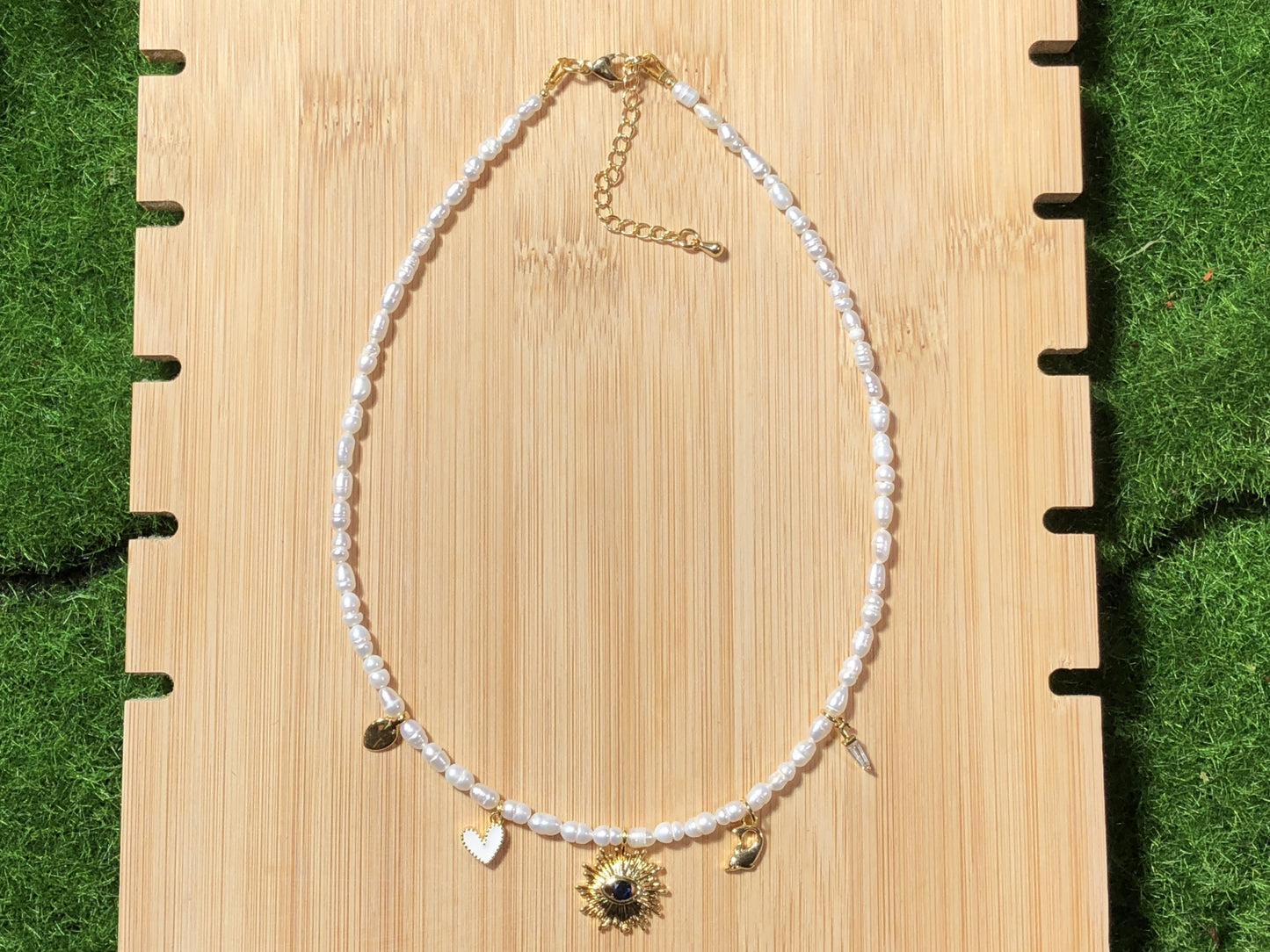 Halskette aus natürlichen Süßwasserperlen, kupferplattiert mit 14-karätigem Gold, Anhänger im Sonnen- und Teufelsaugen-Design, handgefertigt.