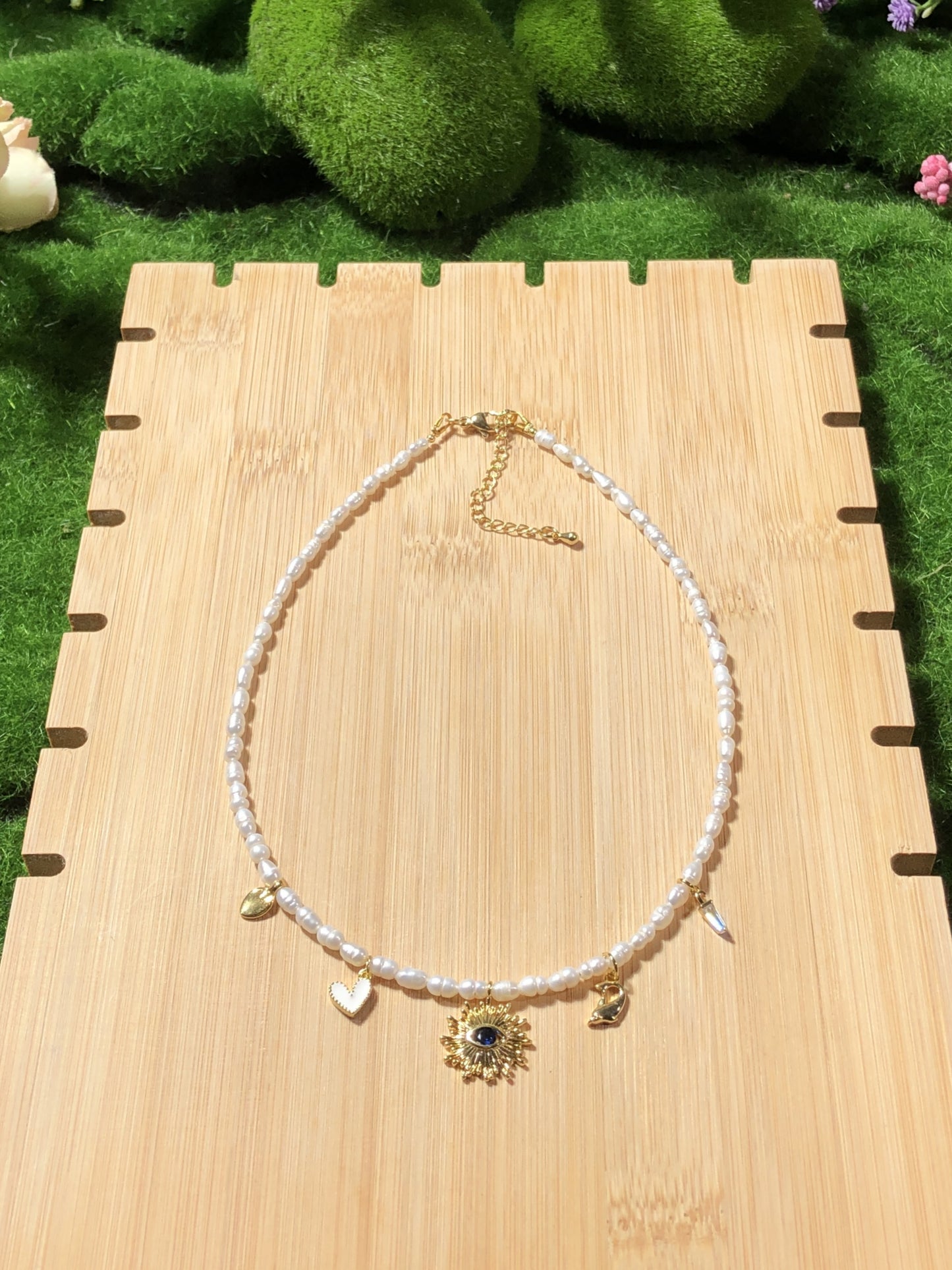 Halskette aus natürlichen Süßwasserperlen, kupferplattiert mit 14-karätigem Gold, Anhänger im Sonnen- und Teufelsaugen-Design, handgefertigt.