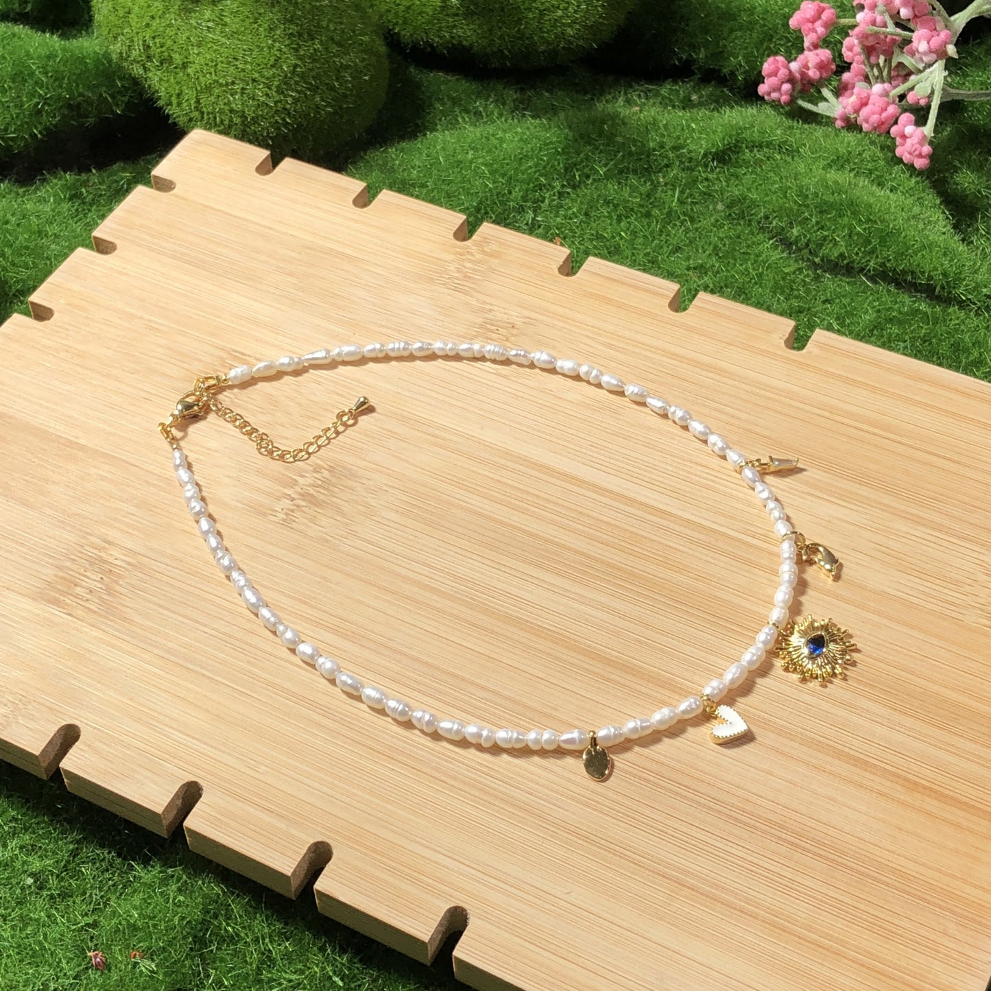 Halskette aus natürlichen Süßwasserperlen, kupferplattiert mit 14-karätigem Gold, Anhänger im Sonnen- und Teufelsaugen-Design, handgefertigt.