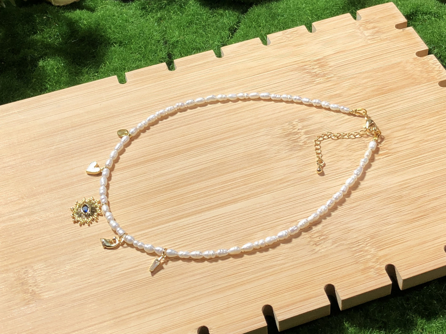 Halskette aus natürlichen Süßwasserperlen, kupferplattiert mit 14-karätigem Gold, Anhänger im Sonnen- und Teufelsaugen-Design, handgefertigt.