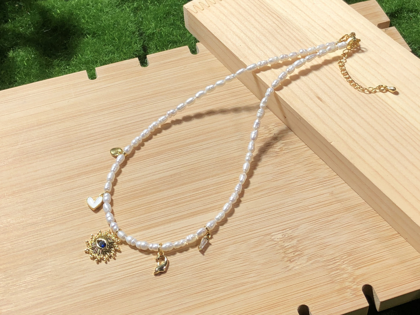 Halskette aus natürlichen Süßwasserperlen, kupferplattiert mit 14-karätigem Gold, Anhänger im Sonnen- und Teufelsaugen-Design, handgefertigt.