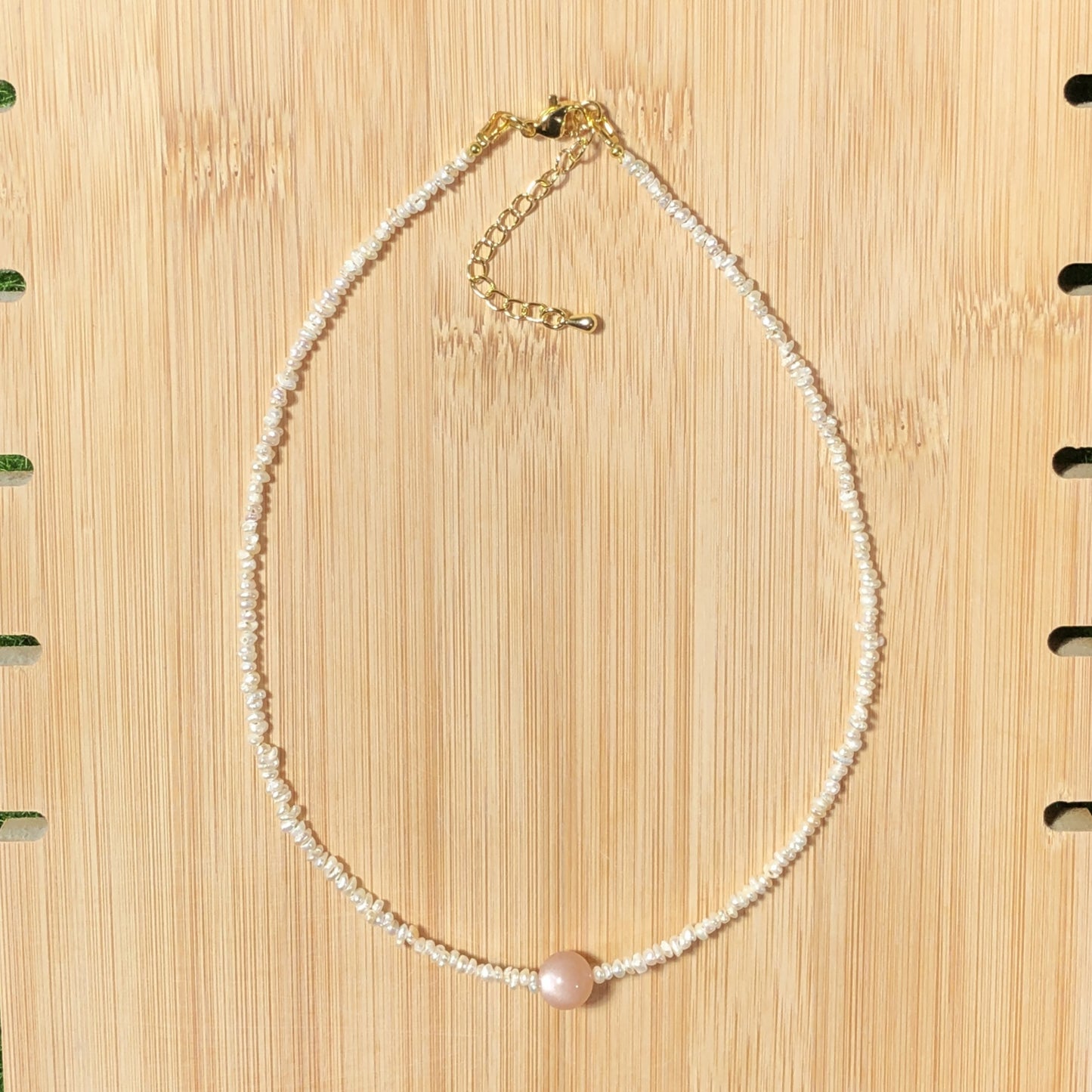 Eine handgefertigte Halskette mit natürlichen Süßwasserperlen und natürlichem goldenem Sonnenstein.