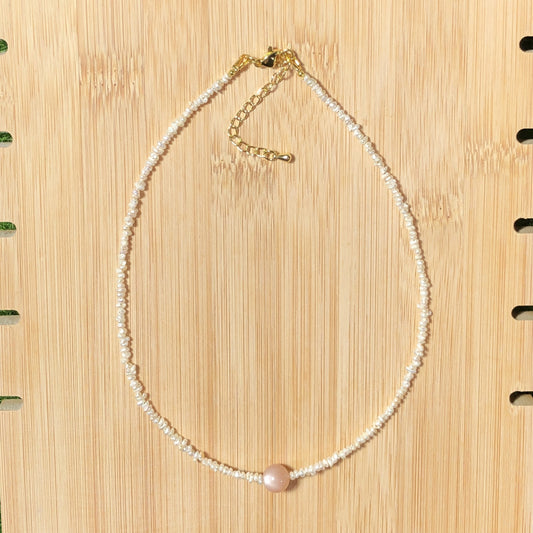 Eine handgefertigte Halskette mit natürlichen Süßwasserperlen und natürlichem goldenem Sonnenstein.