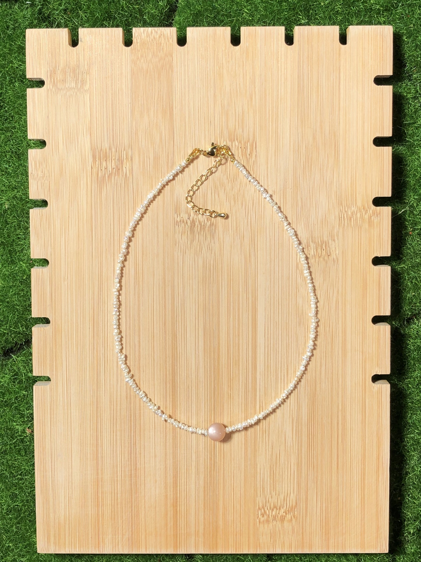 Eine handgefertigte Halskette mit natürlichen Süßwasserperlen und natürlichem goldenem Sonnenstein.