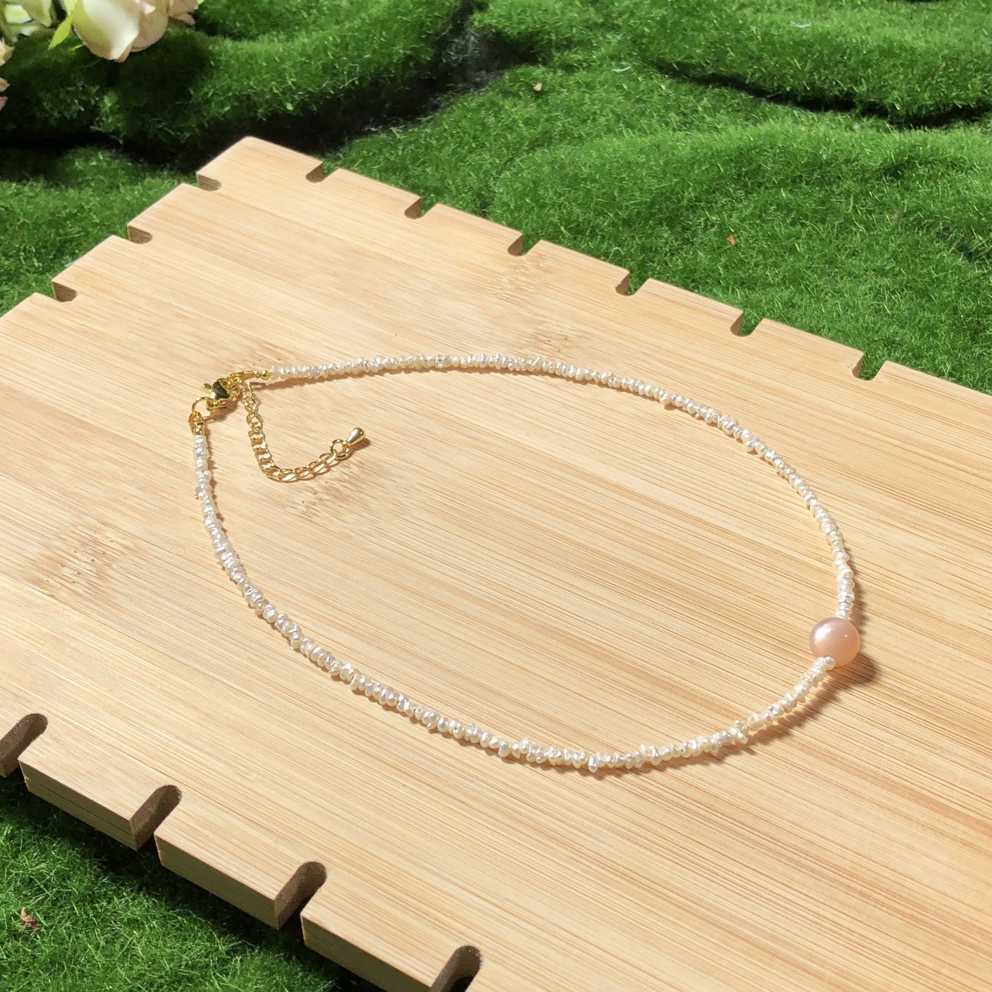 Eine handgefertigte Halskette mit natürlichen Süßwasserperlen und natürlichem goldenem Sonnenstein.