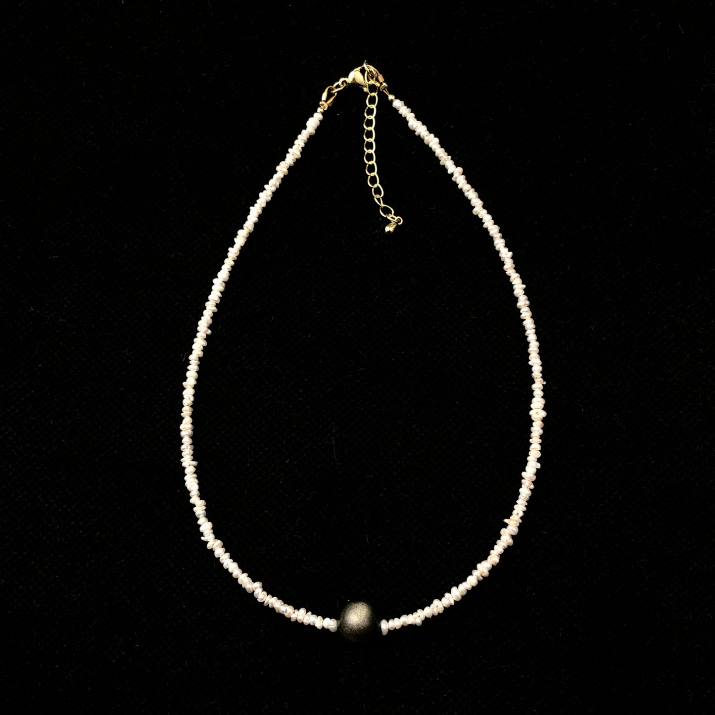 Eine handgefertigte Halskette aus natürlichen Süßwasserperlen und natürlichem Goldobsidian.