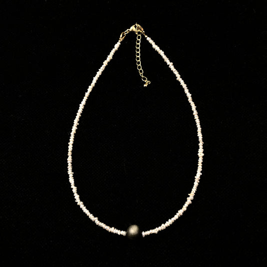 Eine handgefertigte Halskette aus natürlichen Süßwasserperlen und natürlichem Goldobsidian.