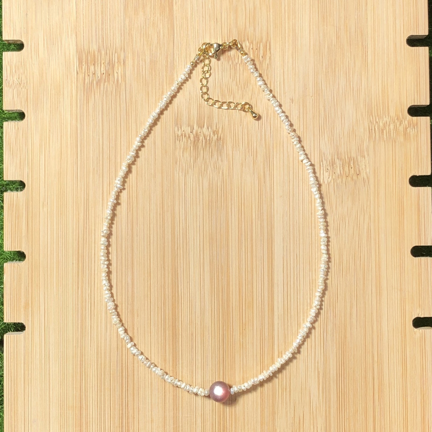 Halskette aus natürlicher Süßwasserperle und Lithiumglimmer, kupferplattiert mit 14-karätigem Gold, handgefertigt.