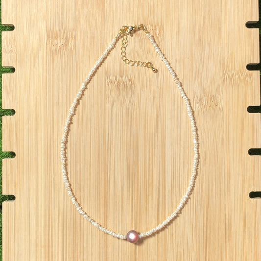 Halskette aus natürlicher Süßwasserperle und Lithiumglimmer, kupferplattiert mit 14-karätigem Gold, handgefertigt.