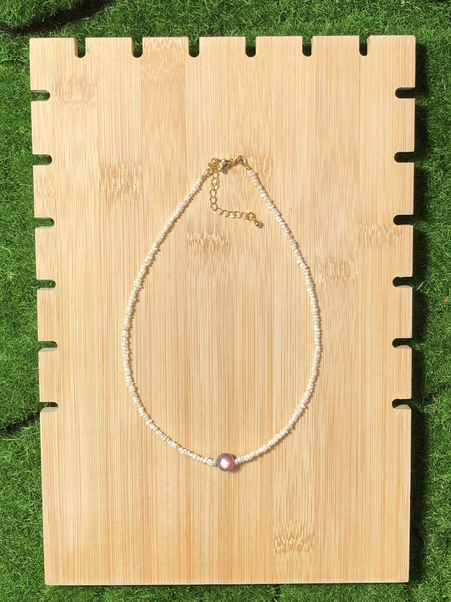 Halskette aus natürlicher Süßwasserperle und Lithiumglimmer, kupferplattiert mit 14-karätigem Gold, handgefertigt.