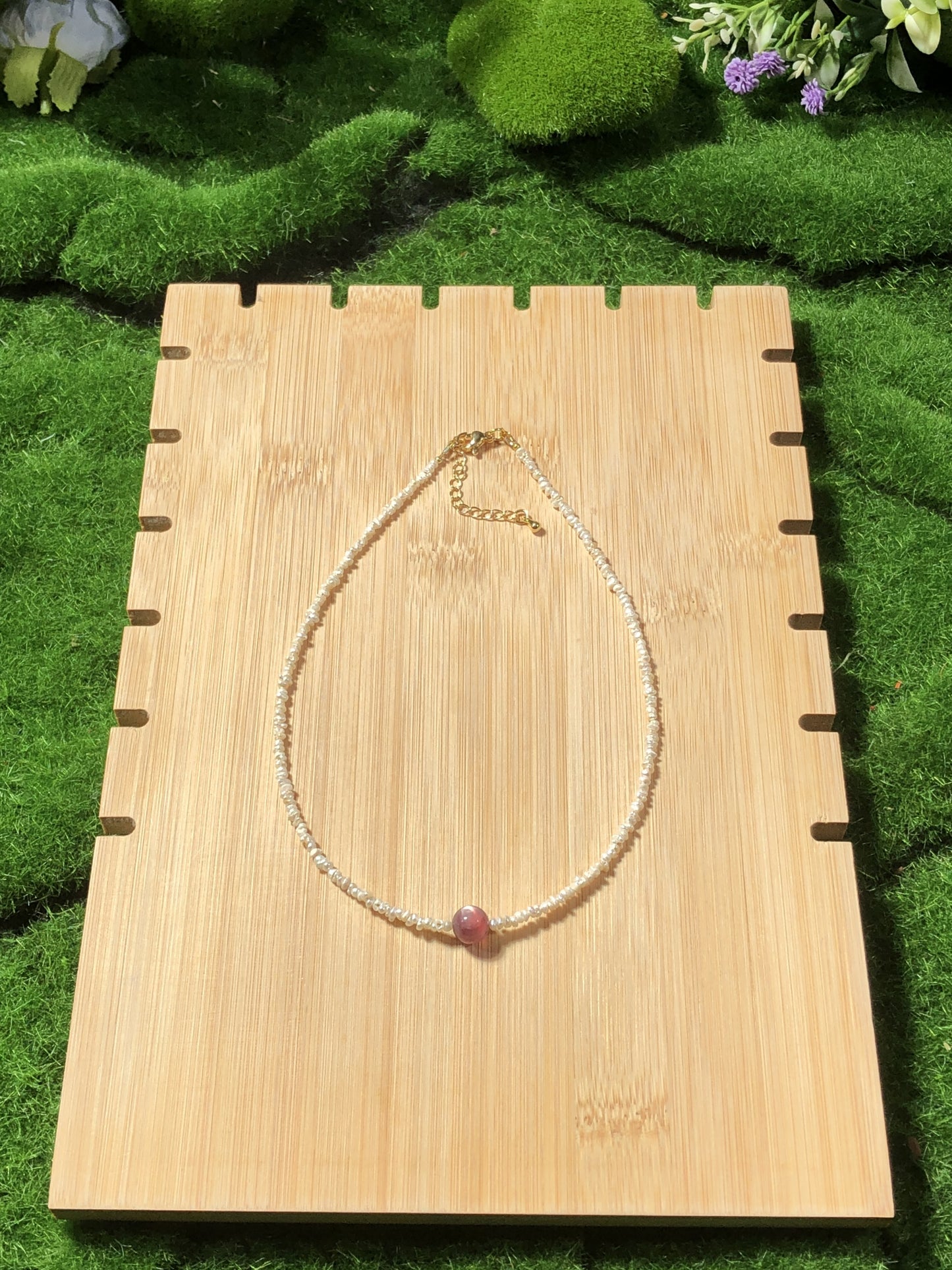 Halskette aus natürlicher Süßwasserperle und Lithiumglimmer, kupferplattiert mit 14-karätigem Gold, handgefertigt.