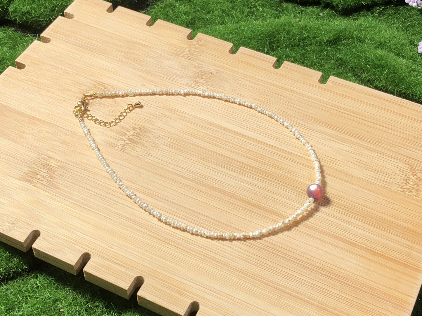 Halskette aus natürlicher Süßwasserperle und Lithiumglimmer, kupferplattiert mit 14-karätigem Gold, handgefertigt.