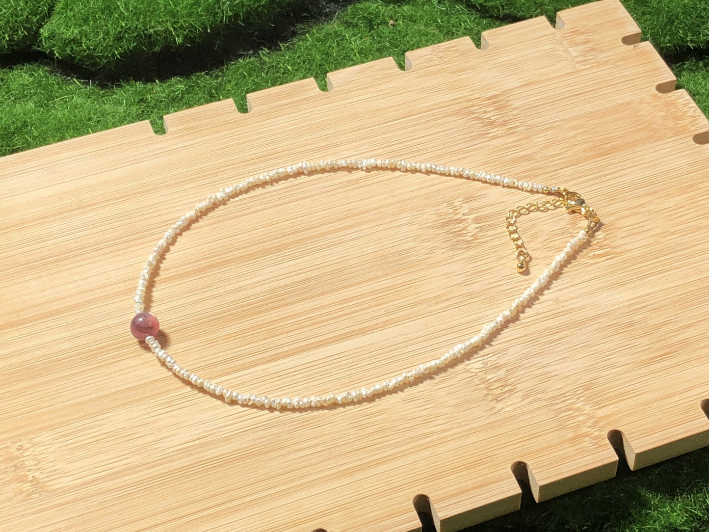 Halskette aus natürlicher Süßwasserperle und Lithiumglimmer, kupferplattiert mit 14-karätigem Gold, handgefertigt.