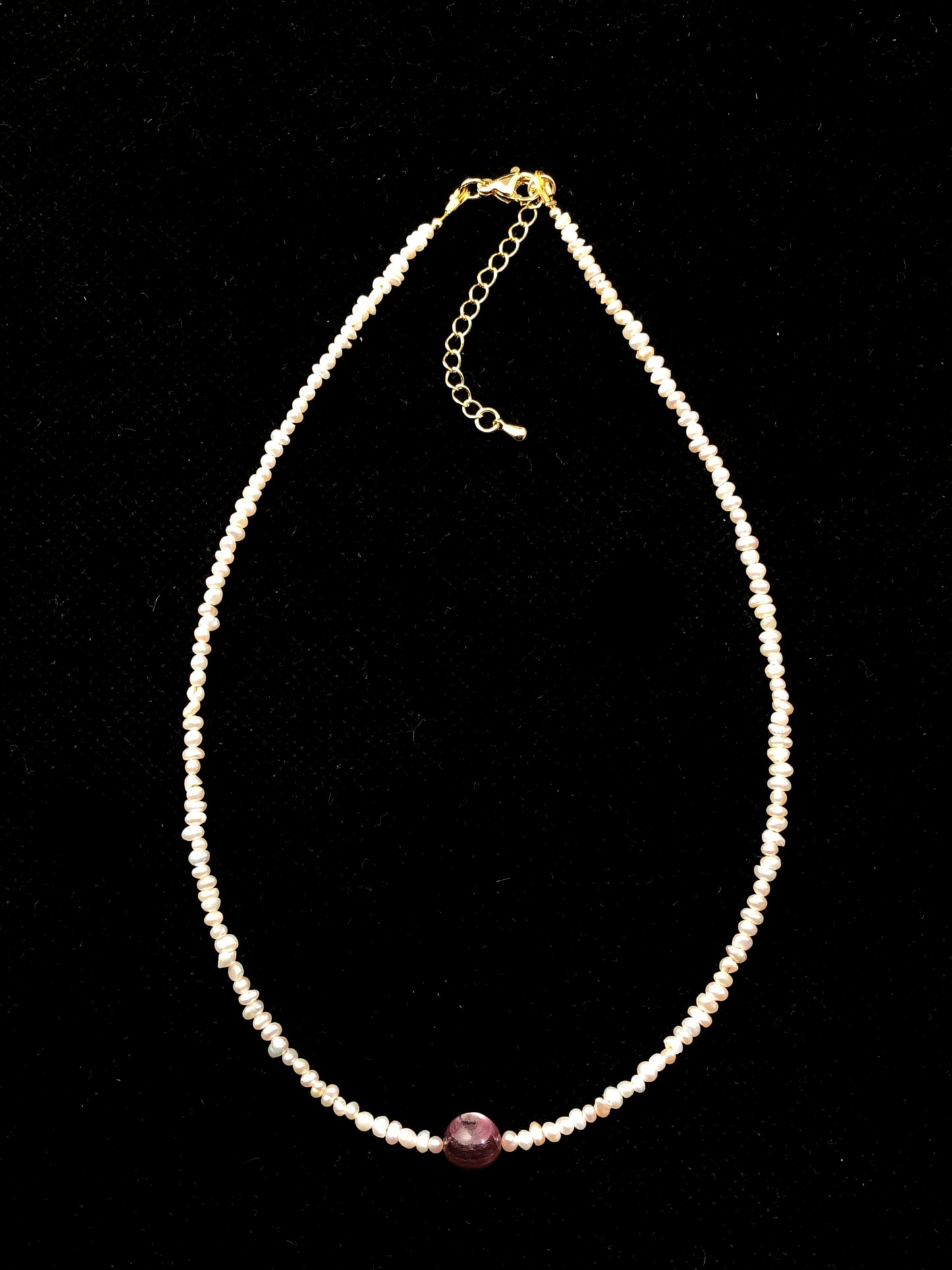 Halskette aus natürlicher Süßwasserperle und Lithiumglimmer, kupferplattiert mit 14-karätigem Gold, handgefertigt.