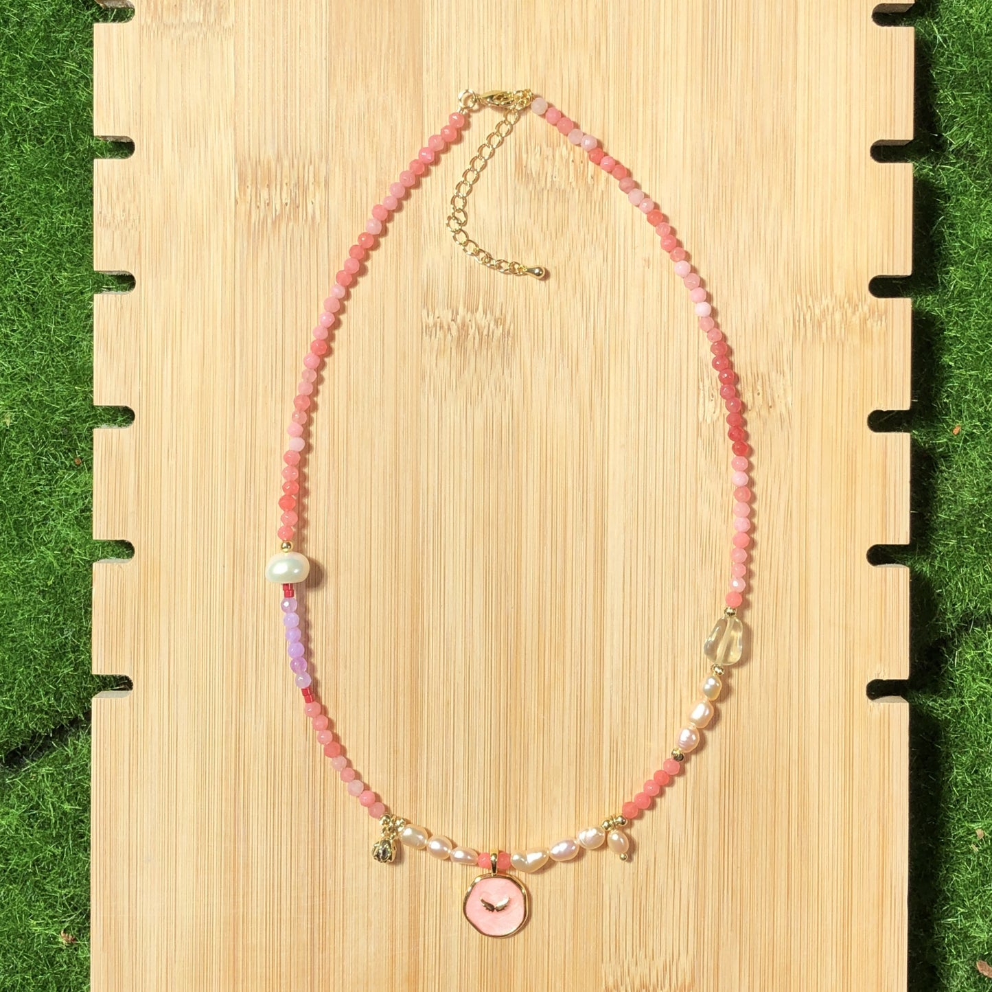 Farbenfrohe Halskette aus Chalcedon, Perlen, Kristallen und kupferplattiertem 14-karätigem Gold, handgefertigt.