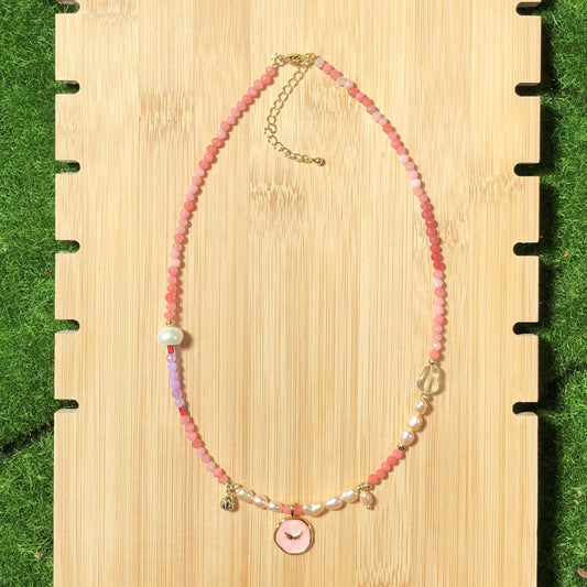 Farbenfrohe Halskette aus Chalcedon, Perlen, Kristallen und kupferplattiertem 14-karätigem Gold, handgefertigt.