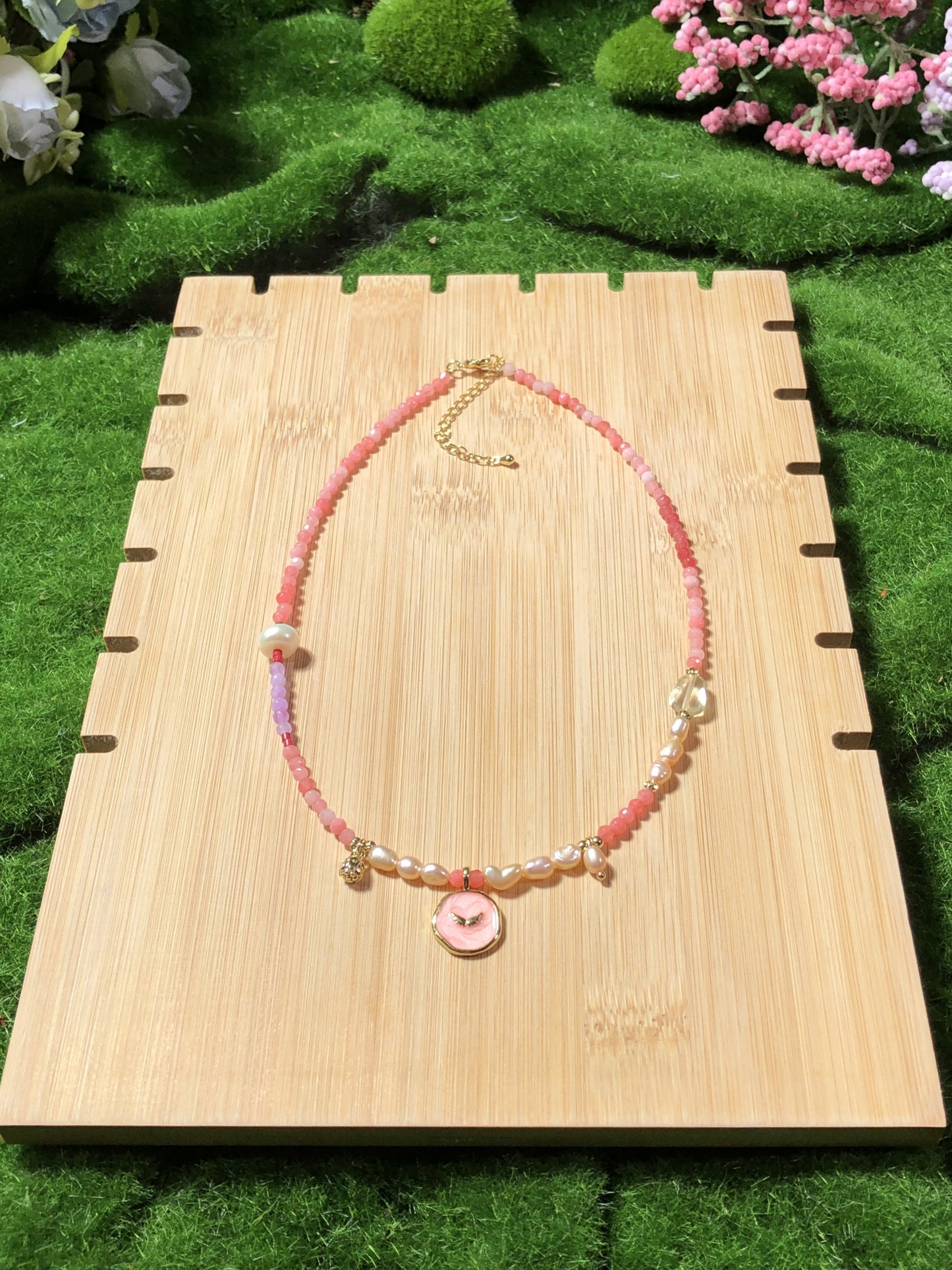 Farbenfrohe Halskette aus Chalcedon, Perlen, Kristallen und kupferplattiertem 14-karätigem Gold, handgefertigt.