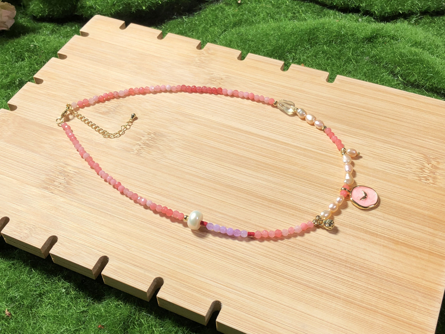 Farbenfrohe Halskette aus Chalcedon, Perlen, Kristallen und kupferplattiertem 14-karätigem Gold, handgefertigt.