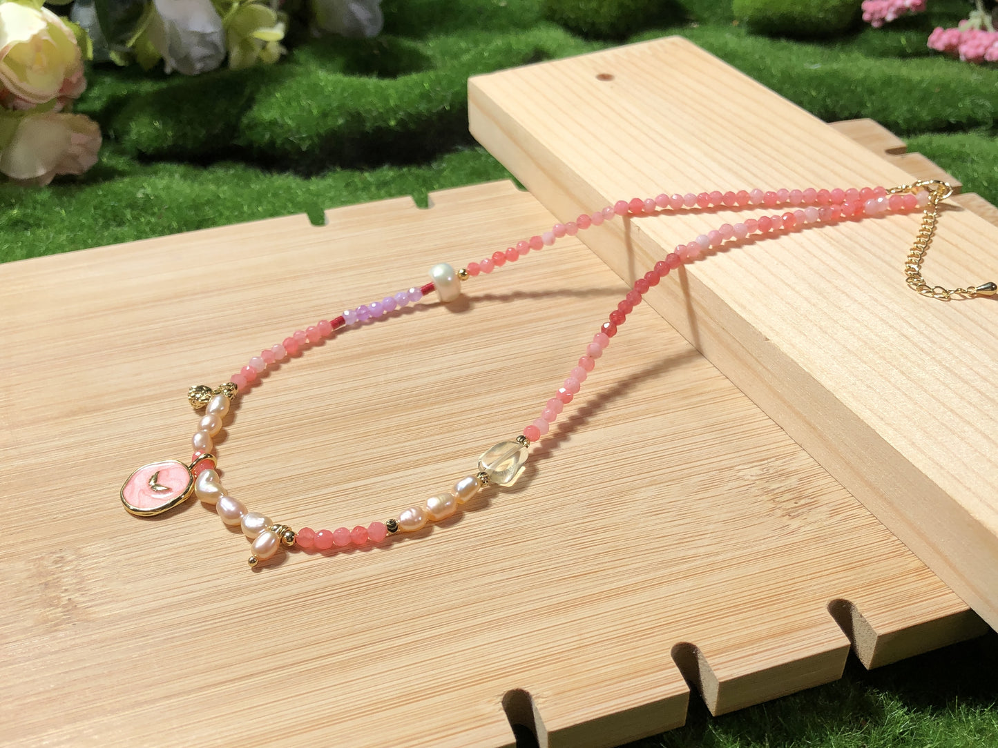 Farbenfrohe Halskette aus Chalcedon, Perlen, Kristallen und kupferplattiertem 14-karätigem Gold, handgefertigt.