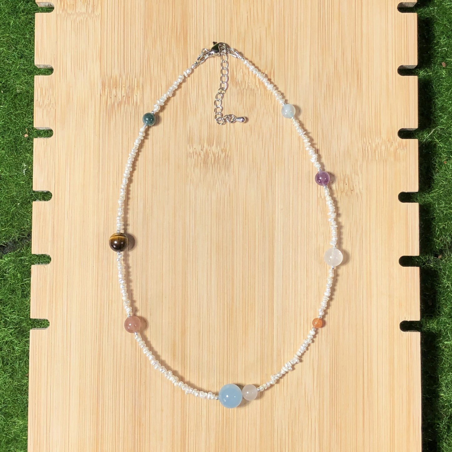 Halskette aus natürlichen Süßwasserperlen und farbigen Edelsteinen mit den acht Planetenmotiven, handgefertigt.