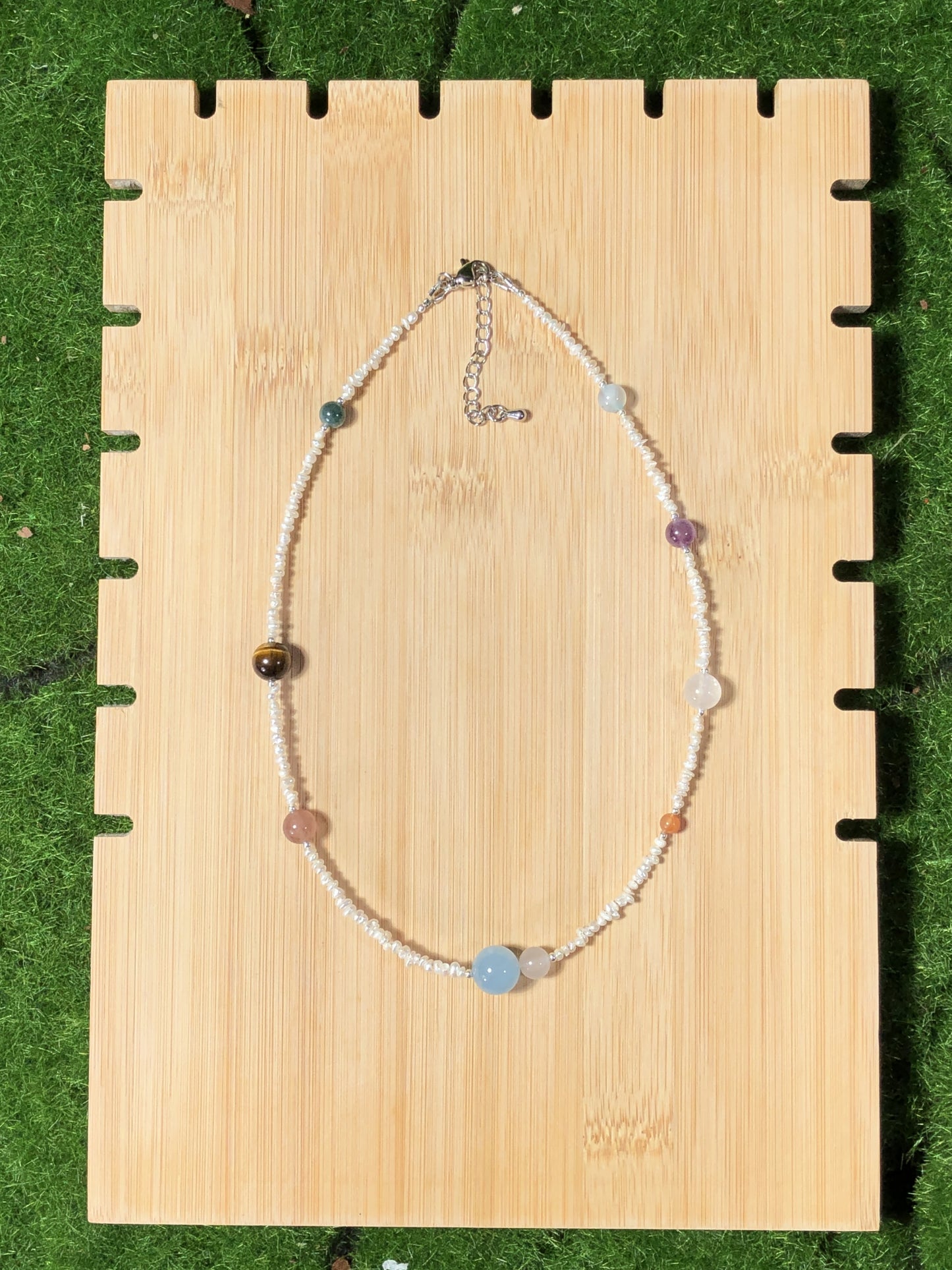 Halskette aus natürlichen Süßwasserperlen und farbigen Edelsteinen mit den acht Planetenmotiven, handgefertigt.