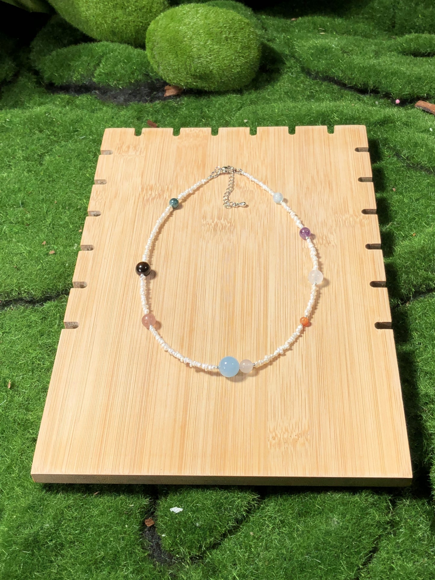 Halskette aus natürlichen Süßwasserperlen und farbigen Edelsteinen mit den acht Planetenmotiven, handgefertigt.